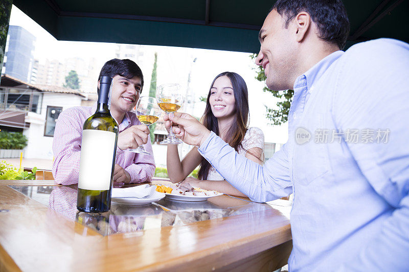 一群朋友在餐厅喝白葡萄酒