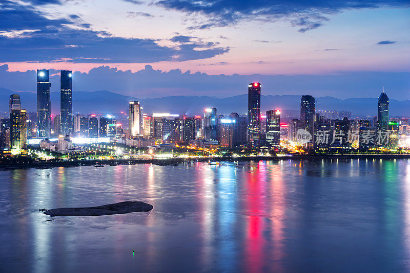 中国上海，黄浦江畔的天际线