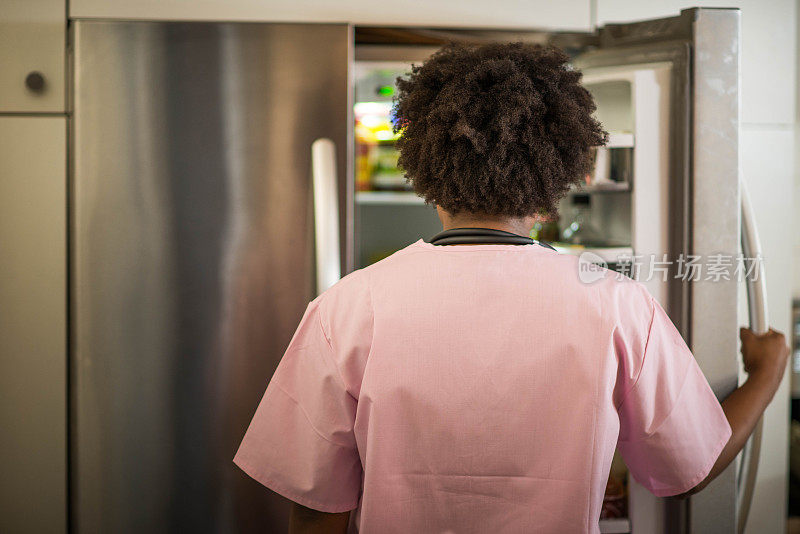非裔美国护士在冰箱里找