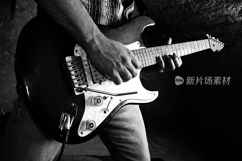 电子吉他手的黑白照片