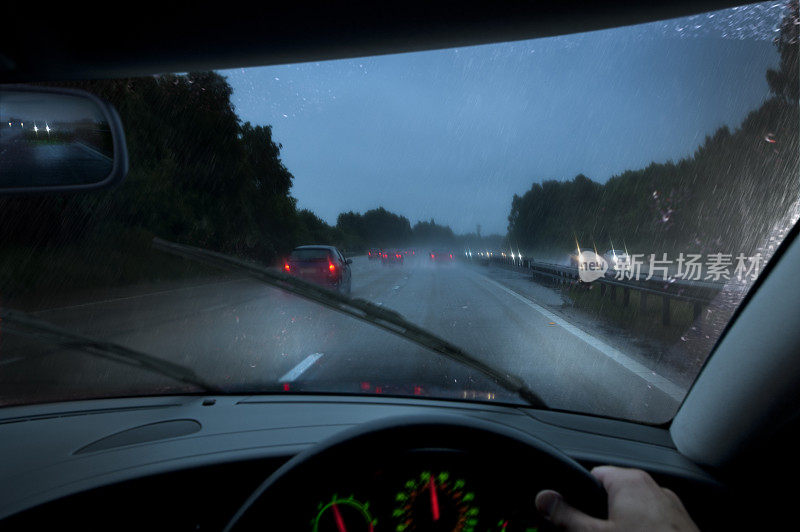 在暴雨的夜晚开车