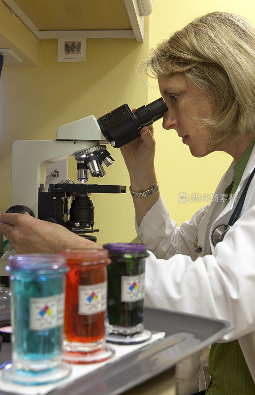 女医生用显微镜检查标本