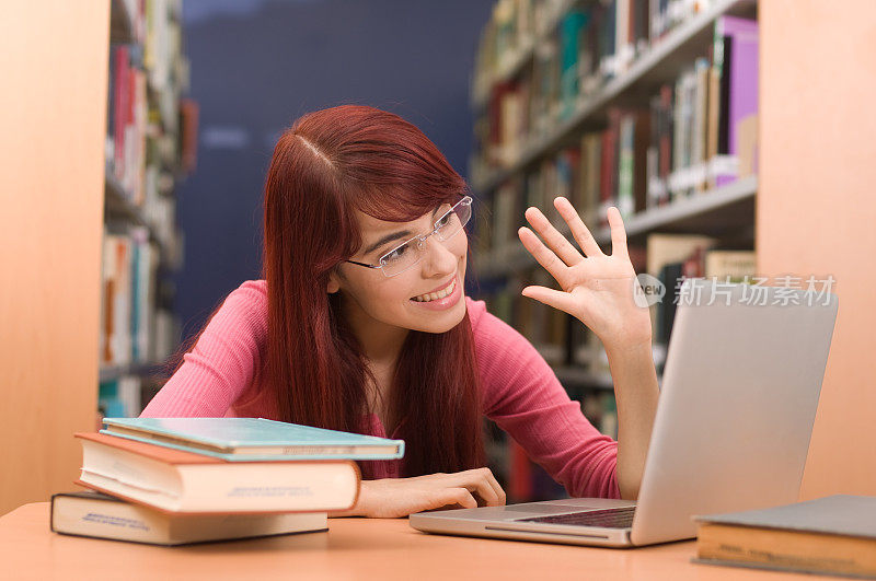 年轻人在图书馆网上聊天