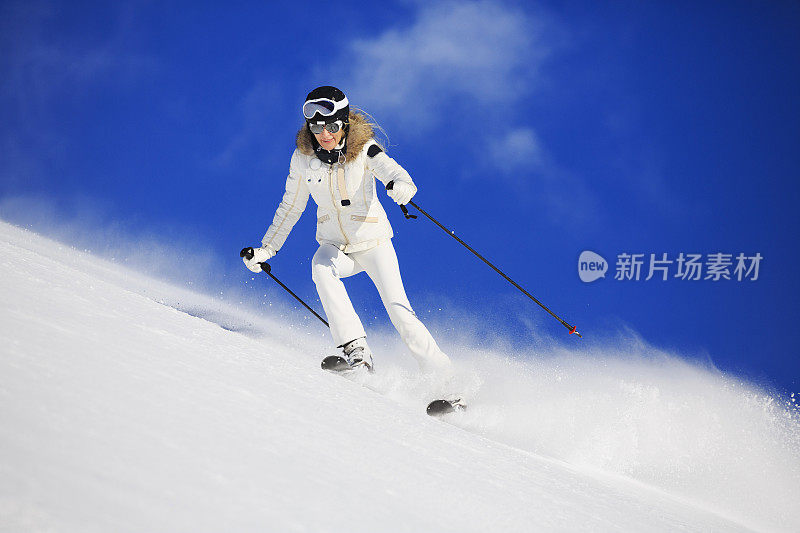 美丽的中年妇女滑雪滑雪阳光明媚的滑雪场