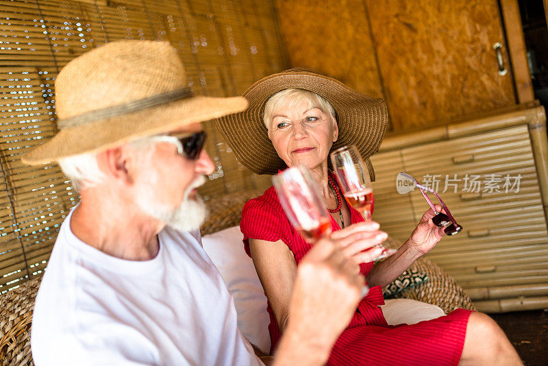 成熟的夫妇喜欢喝一瓶玫瑰葡萄酒