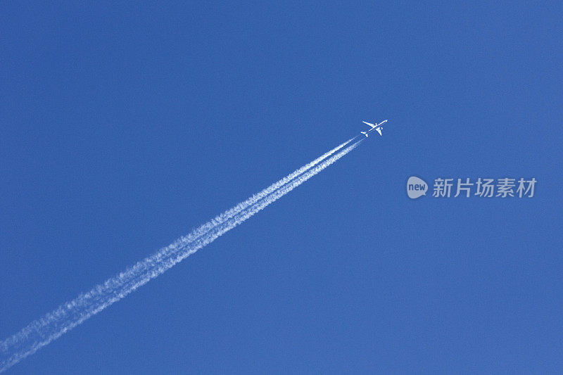 蓝天上白色飞机的痕迹