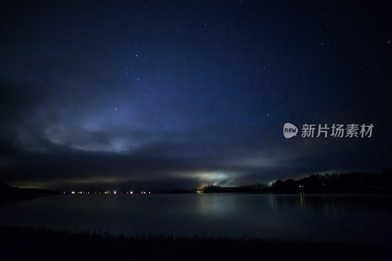 波利纳斯泻湖之夜