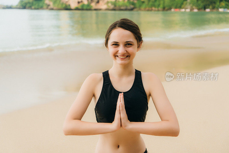 在海滩上做瑜伽的女人