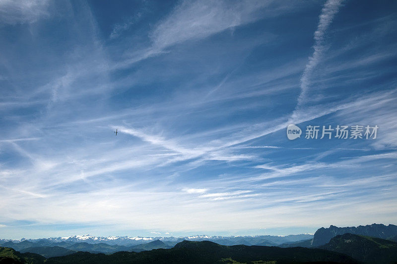 滑翔机和阿尔卑斯山上空的尾迹