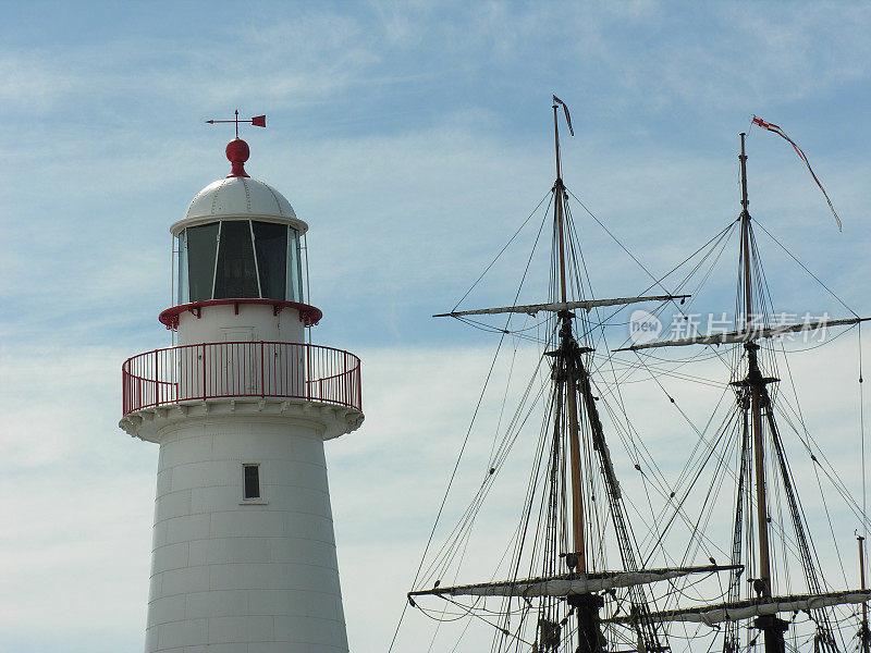 灯塔和帆船的桅杆