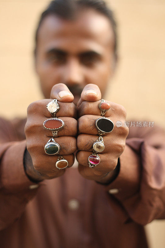 巴基斯坦男子戴戒指