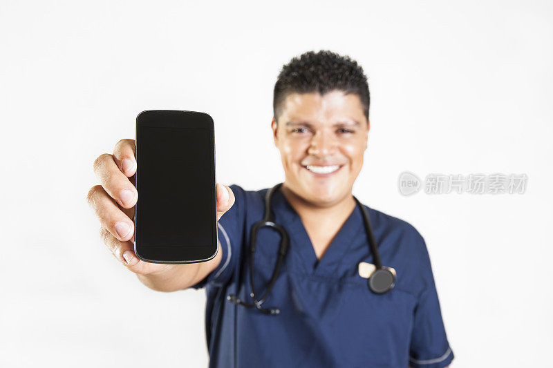 拉丁裔医生拿着手机