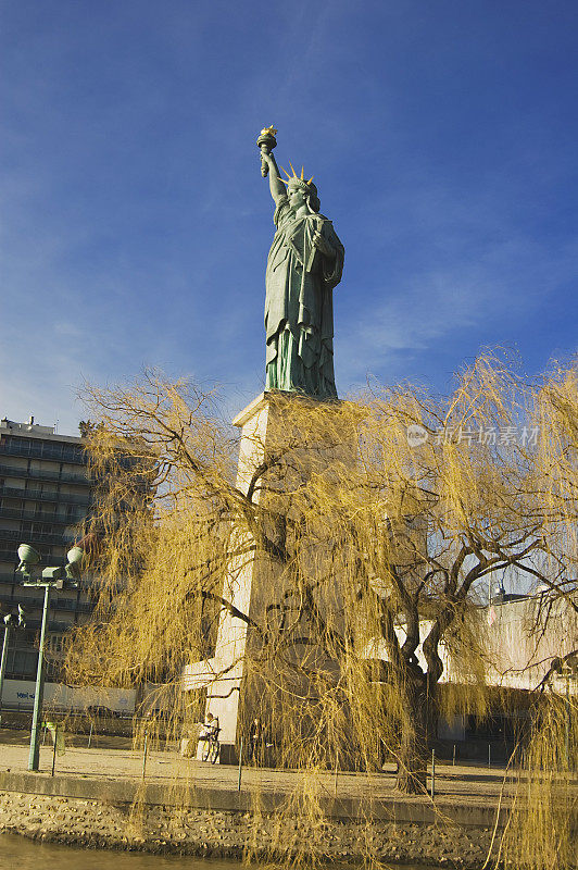 巴黎塞纳河上的自由女神像