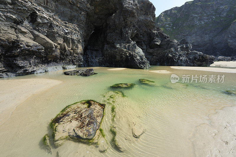 Bedruthan台阶上的岩石海岸线