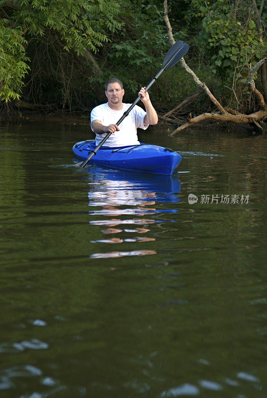 绿河上的蓝船