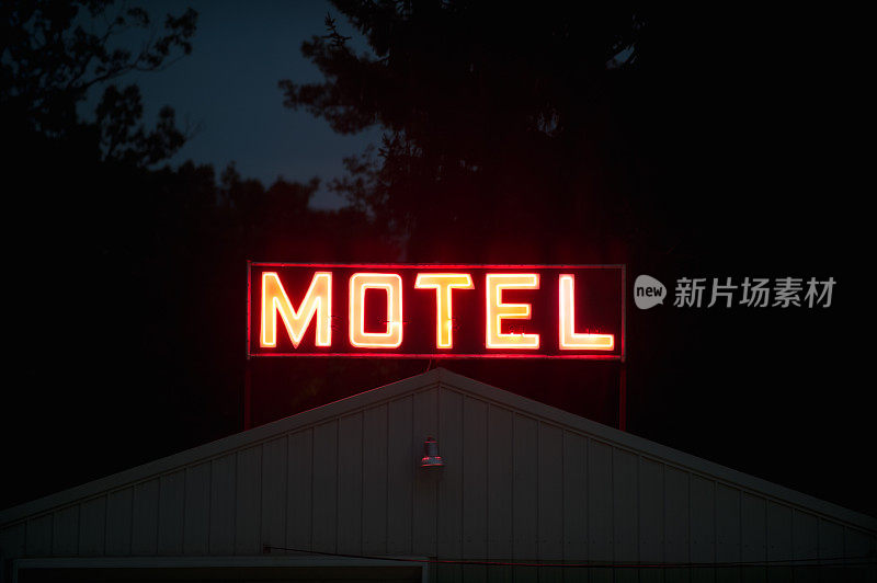 汽车旅馆的标志在黑暗中，发光的红色霓虹灯