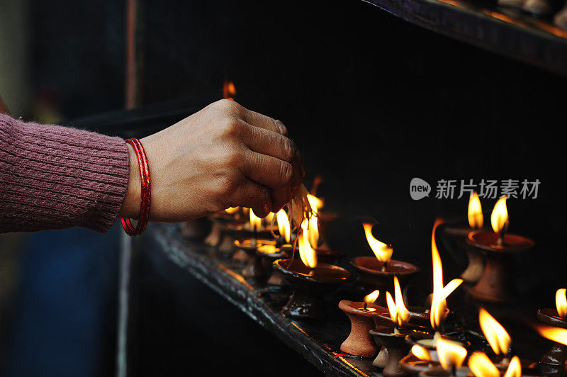 朝圣者点亮了一盏黄油灯