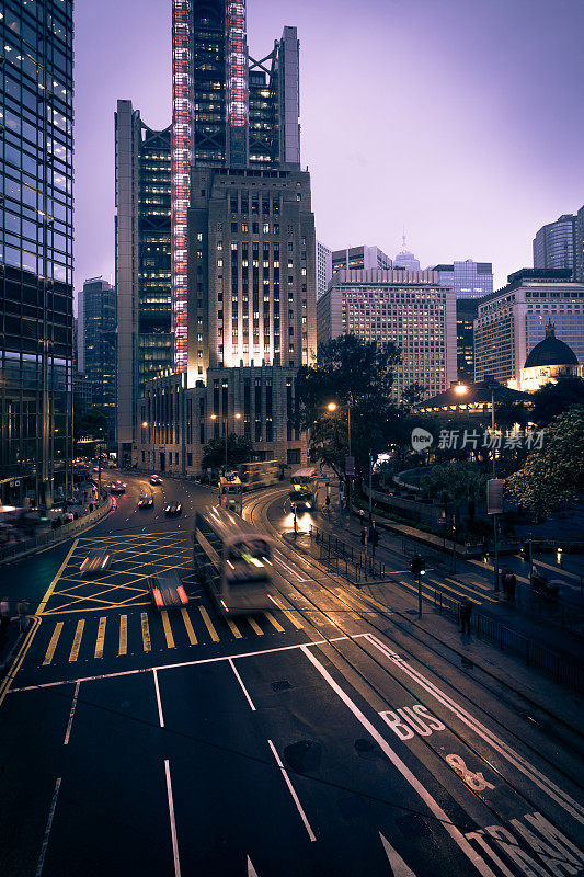 香港城夜深，车灯步道