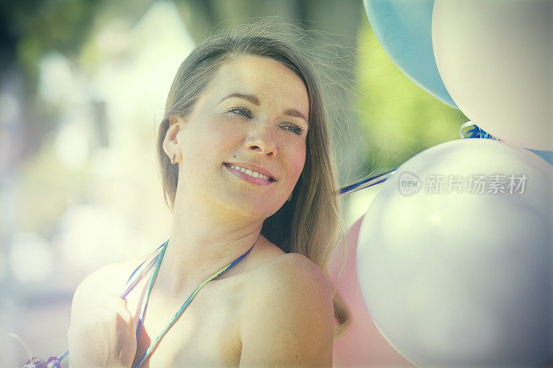 带着气球的快乐微笑女人