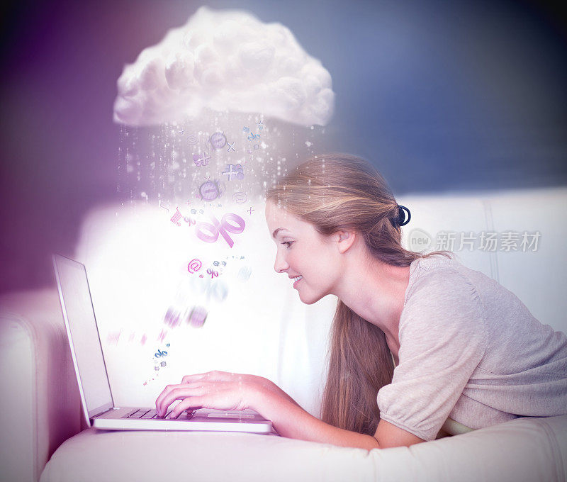 年轻女孩使用连接到云计算的笔记本电脑
