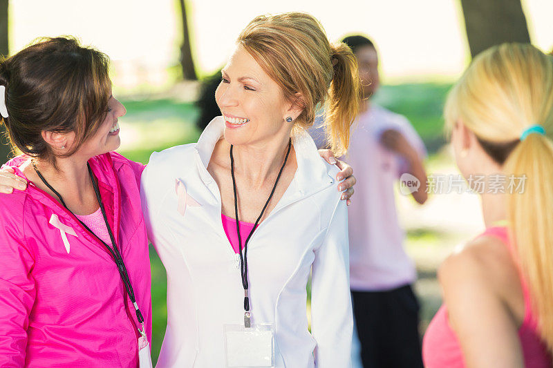 成熟女性自愿参加乳腺癌慈善活动