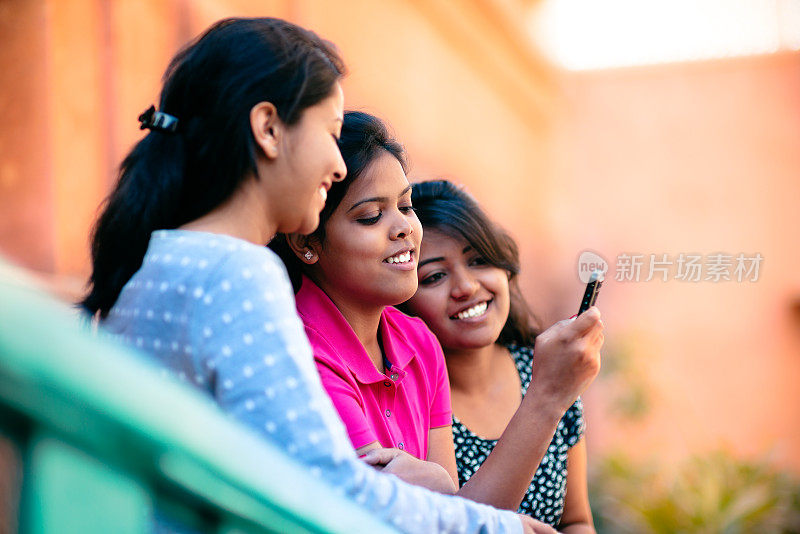 印度少女使用智能手机