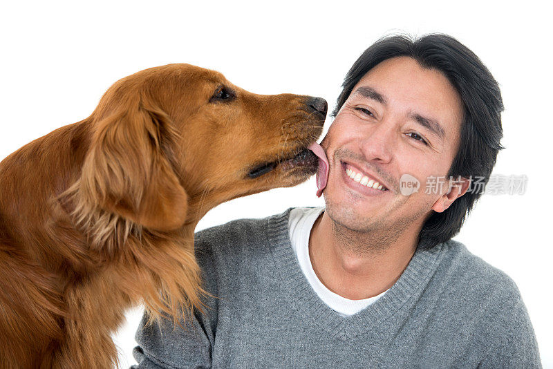 狗亲吻一个快乐的人
