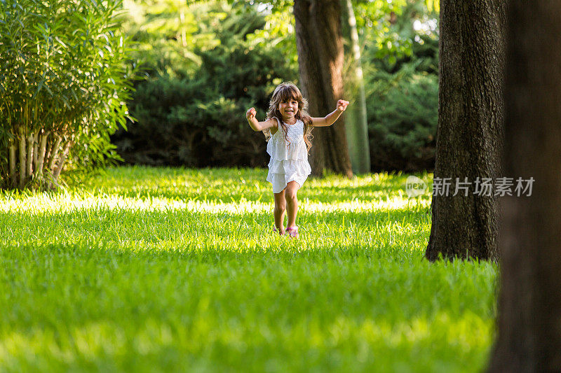 在阳光明媚的夏日，女孩们在公园里跑步