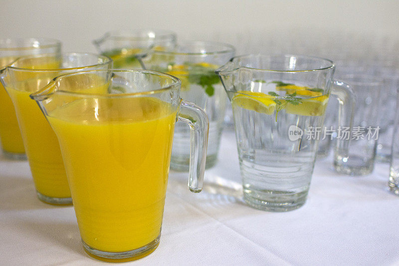 用玻璃杯盛满柠檬汁和橙汁