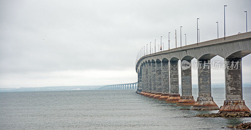 从新不伦瑞克海岸线退潮的联邦大桥。