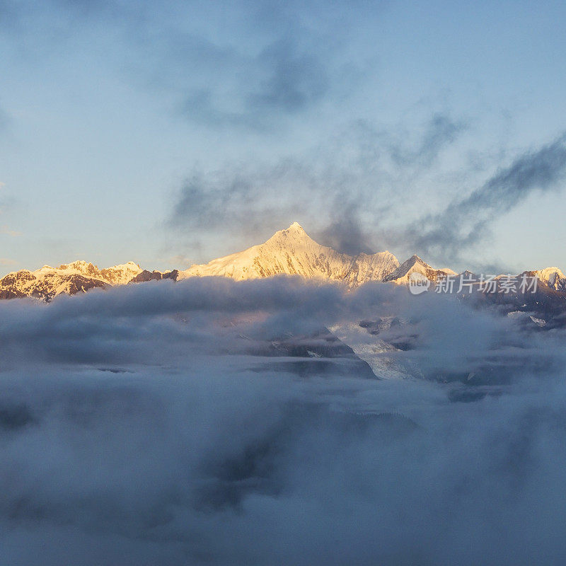 中国香格里拉，梅里雪山，日出。