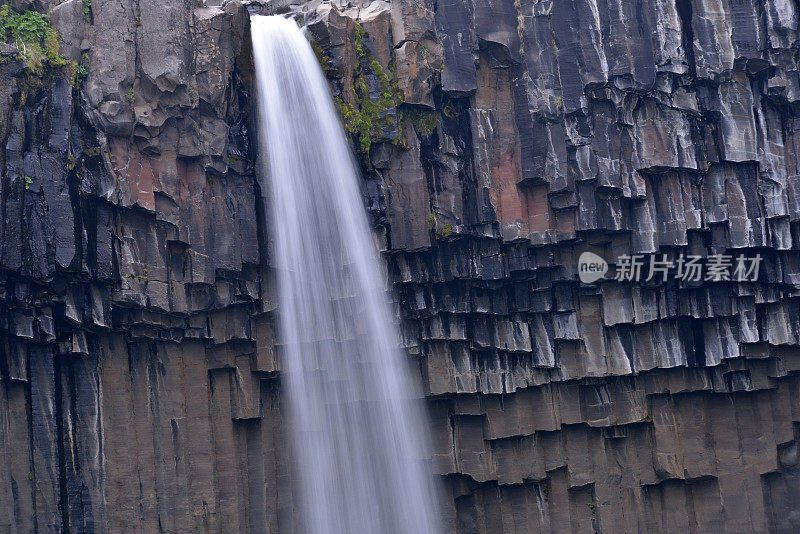 在冰岛Svartifoss