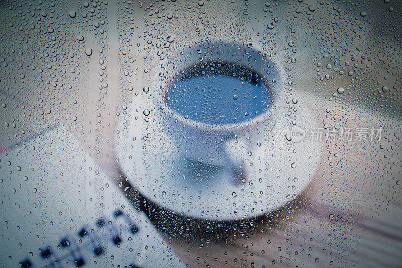 下雨天的咖啡杯