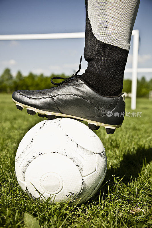 足球上的运动鞋