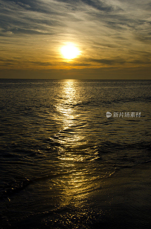 海浪上的日落