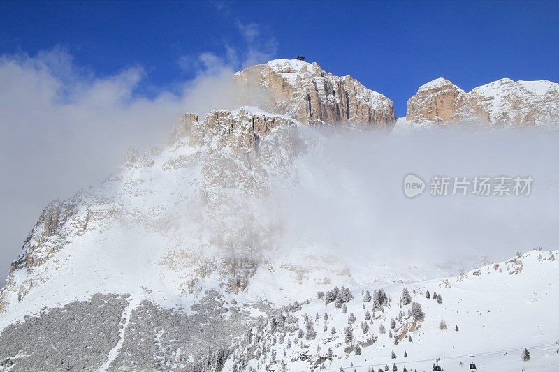 冬季的山峰在白云岩