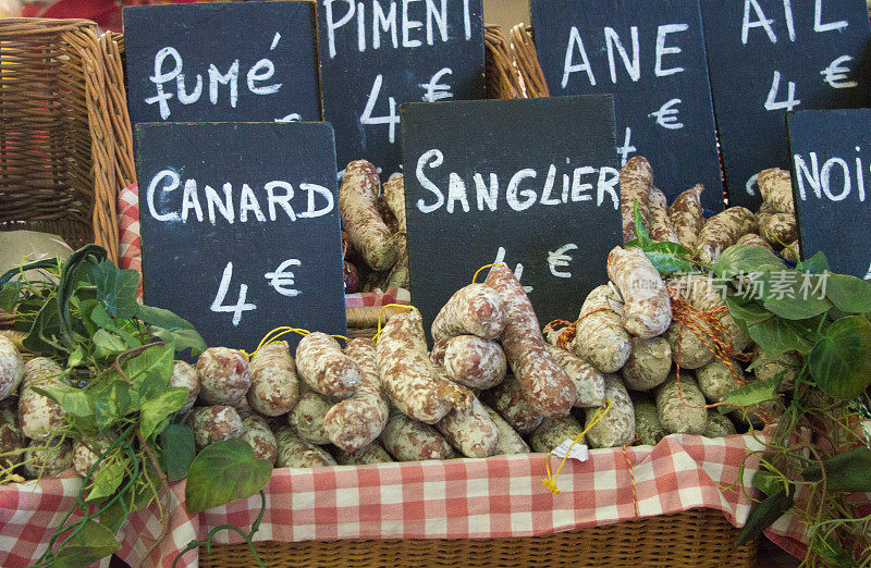 法国普罗旺斯市场上的香肠