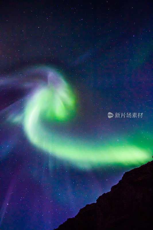 在冰岛的北极光在冬季星夜伟大的背景