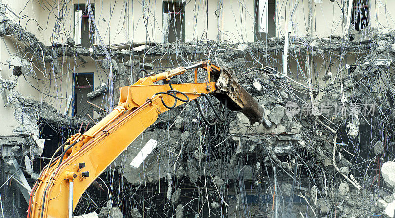 起重机用锤击工具粉碎建筑物拆除中的混凝土