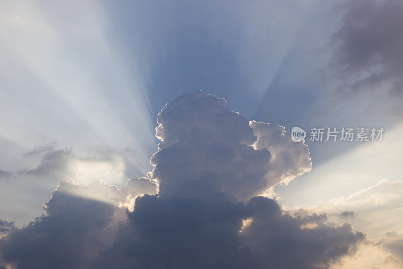 太阳躲在云后面，天空中有朦胧的阳光