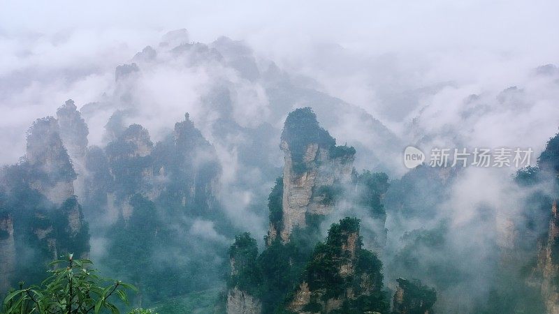 雄伟的山峰耸立在云海中