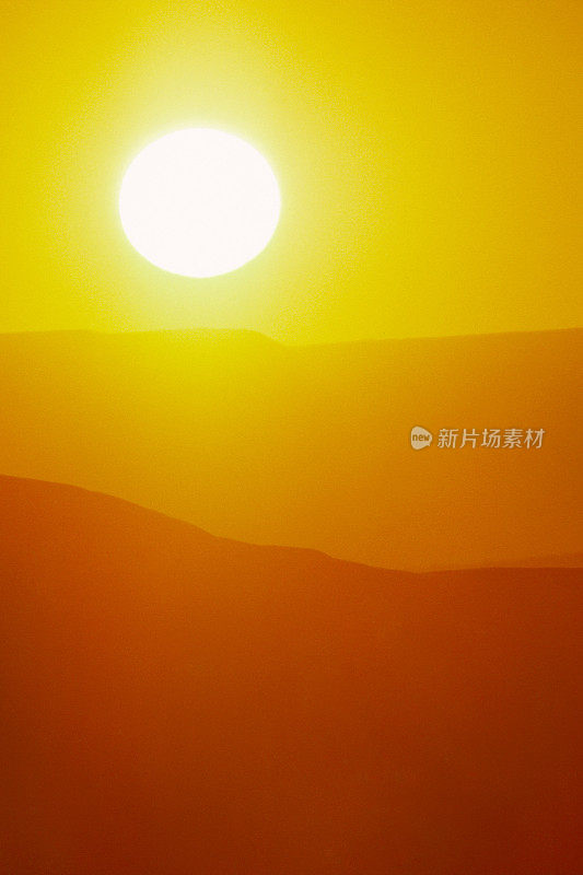 炎热的夏天日出与大太阳和明亮的黄色天空