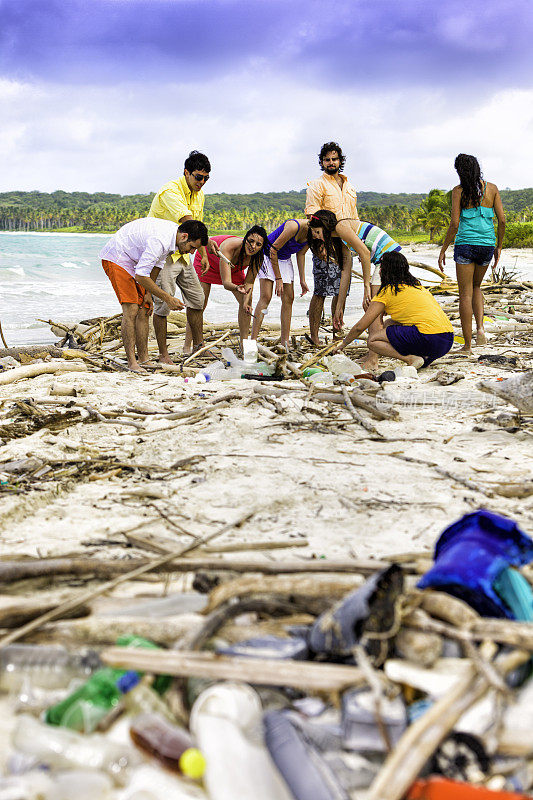 有环保意识的年轻人正在清洁热带海滩