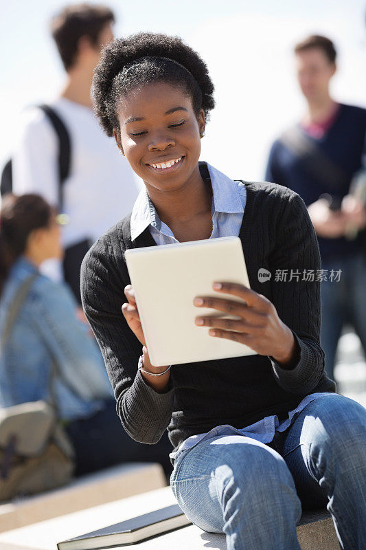 女大学生使用数字平板电脑