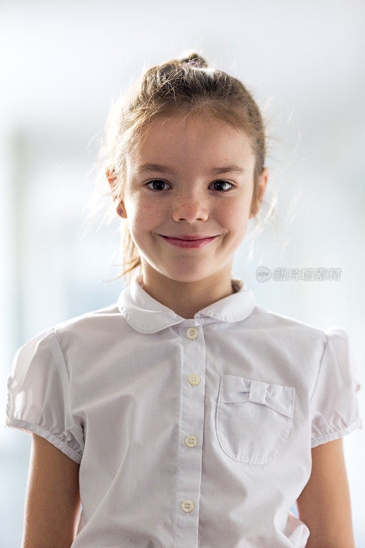 微笑的年轻女学生在校服
