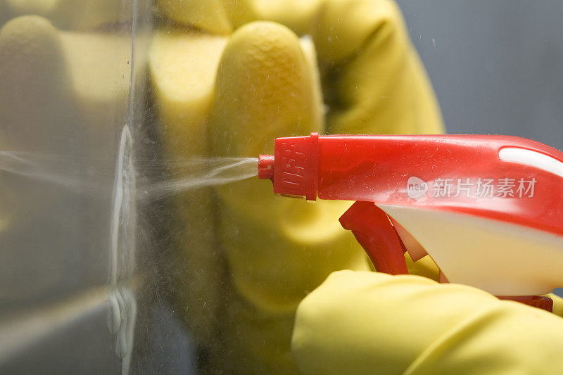 用清洁剂清洗浴室墙砖时使用的手套