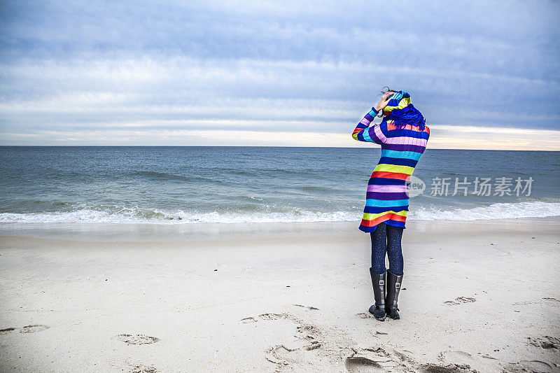 一名少女在琼斯海滩眺望大海