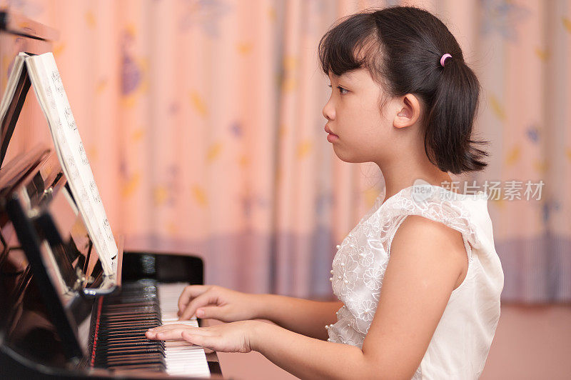 亚洲女孩弹钢琴