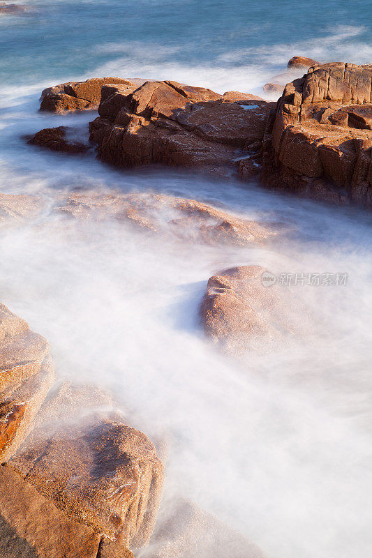 在阿卡迪亚国家公园，海浪拍打着布满岩石的海岸线