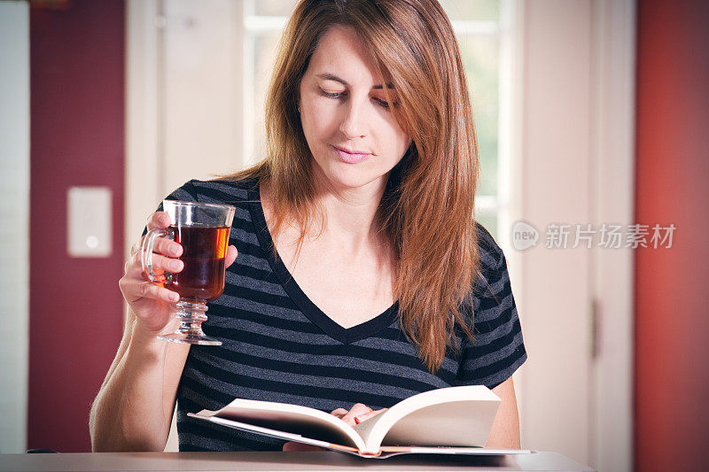 阅读和喝茶的女人